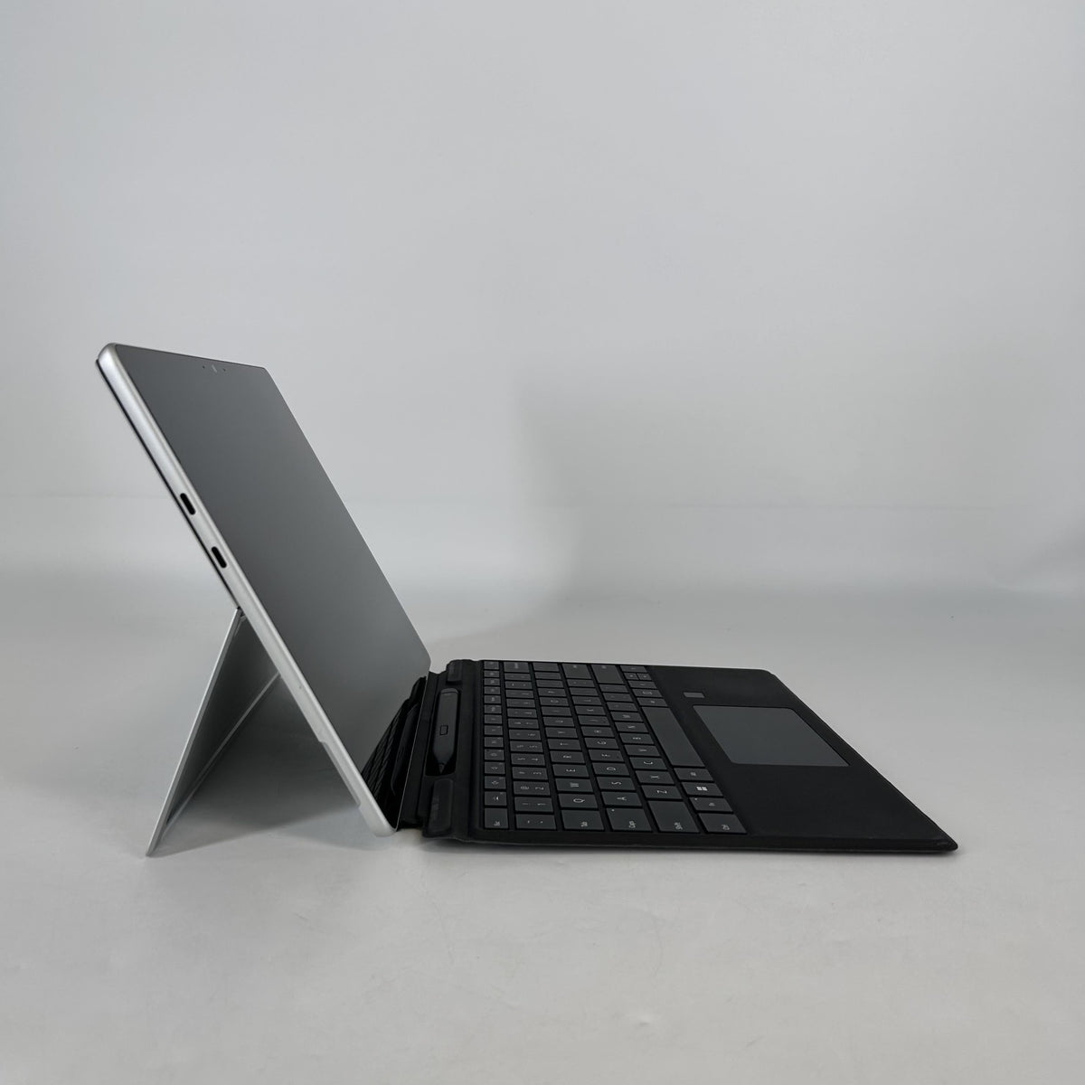 Microsoft Surface Pro 9 13 Graphite WiFi 2.6 GHz Intel Core i7 12th Gen. 32GB RAM 1TB Solid State Drive