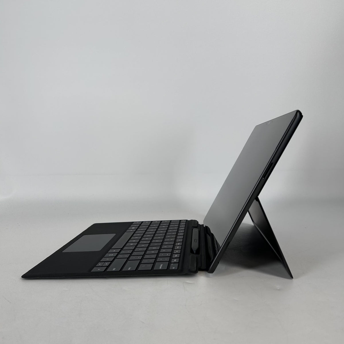 Microsoft Surface Pro 9 13 Graphite WiFi 2.5 GHz Intel Core i5 12th Gen. 8GB RAM 256GB Solid State Drive